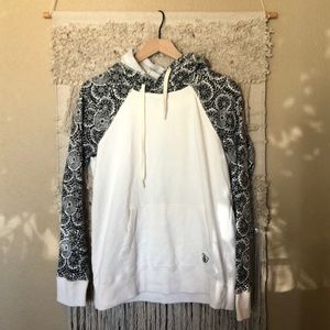 Like new! Soft comfy Volcom women’s sweatshirt